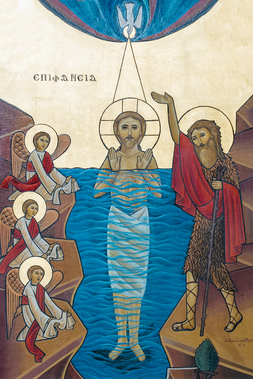 Taufe Christi / Erzdiözese Wien/ Stephan Schönlaub, Stephan Schönlaub Christus lässt sich durch Johannes taufen und wird durch Gott als sein geliebter Sohn offenbart. Der heilige Geist kommt in Gestalt einer Taube auf ihn herab, denn Johannes taufte nur mit Wasser, Christus aber tauft mit dem heiligen Geist. Mit dem Fe