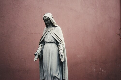 Marien Statue aus Stein / Unsplash.com / Jon Tyson Marien Statue aus Stein