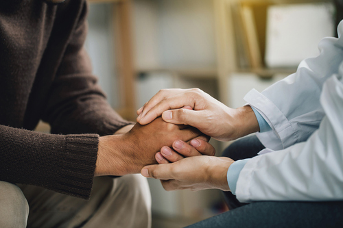 Mann und Arzt halten sich die Hände / iStock / pcess609 Mann und Arzt halten sich die Hände