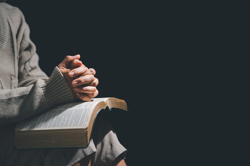 Betende Frauenhände mit Bibel / iStock / doidam10 Betende Frauenhände mit Bibel