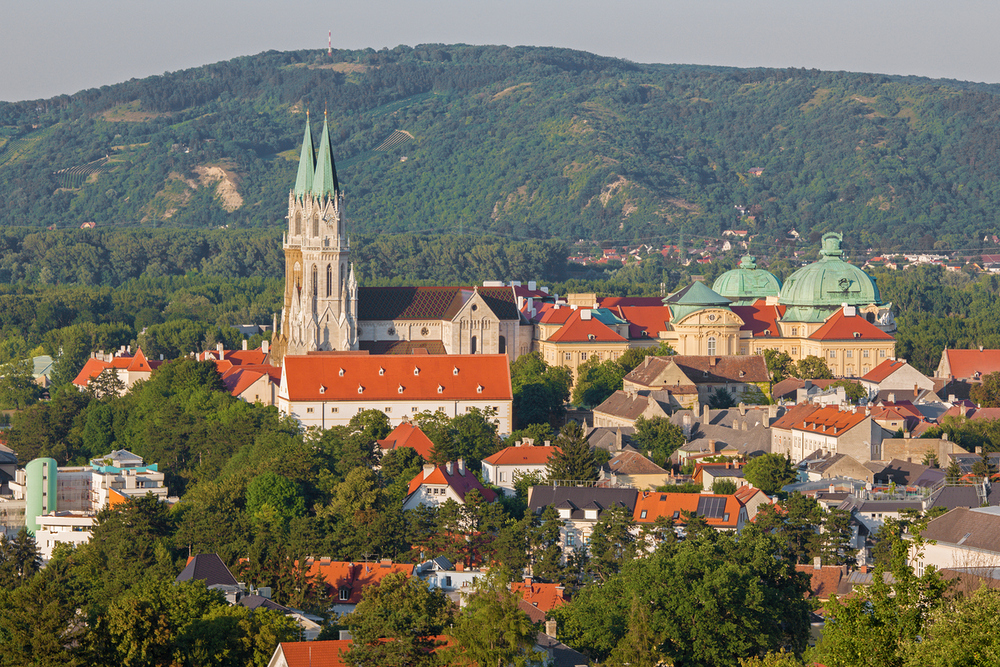 Blick auf das Stift Klosterneuburg und die umliegende Stadt / iStock/sedmak Vienna - Monastery in KlosterneuburgBlick auf das Stift Klosterneuburg und die umliegende Stadt in summer country on July 27, 2013 Vienna.