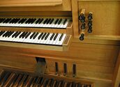 Orgel in einem Unterrichtsraum