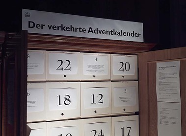 Verkehrter Adventkalender: Sammlung zu Gunsten der Besucher der Caritas-Sprechstunde der Schottenpfarre. Kasten aufgestellt vor dem Anna-Altar, ertmalig 2012