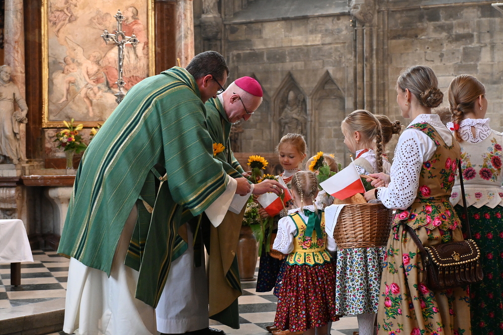 Sonntag der Völker: Scharl ruft Kirche zu mehr 'Willkommenskultur' auf / kathpress/Pernsteiner Sonntag der Völker: Scharl ruft Kirche zu mehr 'Willkommenskultur' auf