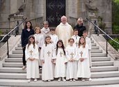 die KInder mit den Lehrpersonen und Br. Josef