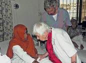 Sr. Ruth Pfau mit Patientin / Herder Verlag