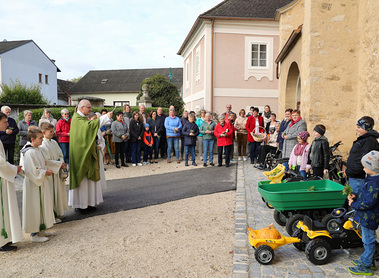 Nach der Erntedankmesse segnete P. Michael auch die Erntegaben, die die Kinder zur Kirche gebracht haben. 