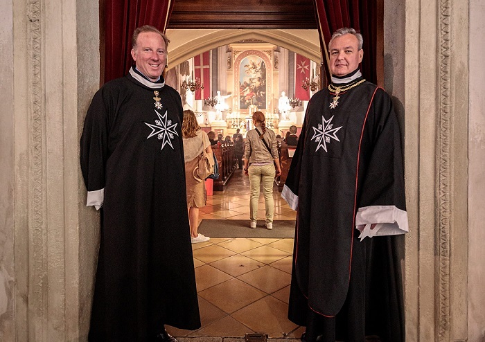 Der Souveräne Malteserorden begrüßt in seiner Kirche Besucher:innen der 'Langen Nacht der Kirchen'.