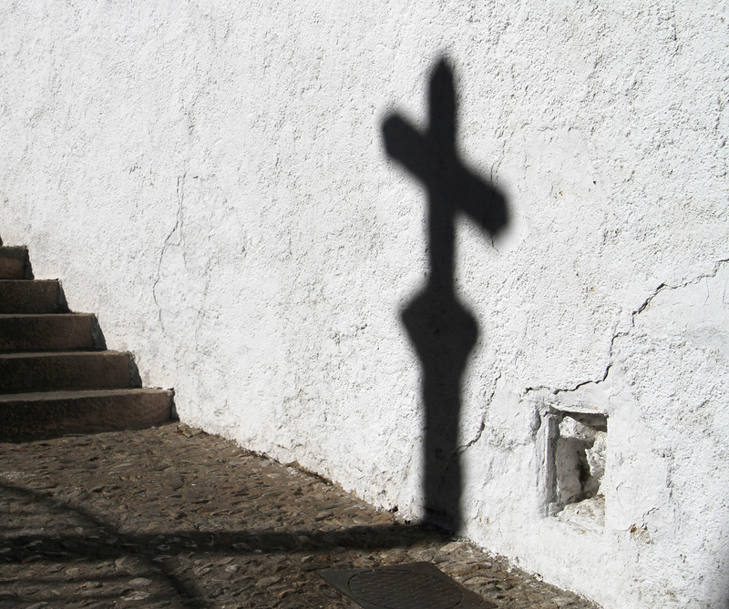Schatten eines Kreuzes