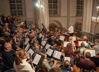 Orchester mit Dirigent Prof. Peter Planyavsky