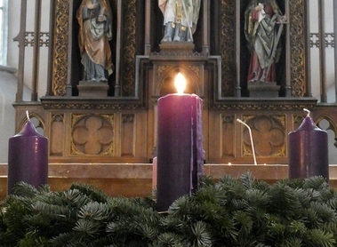 Adventkranz in der Pfarrkirche / Herwig Reidlinger