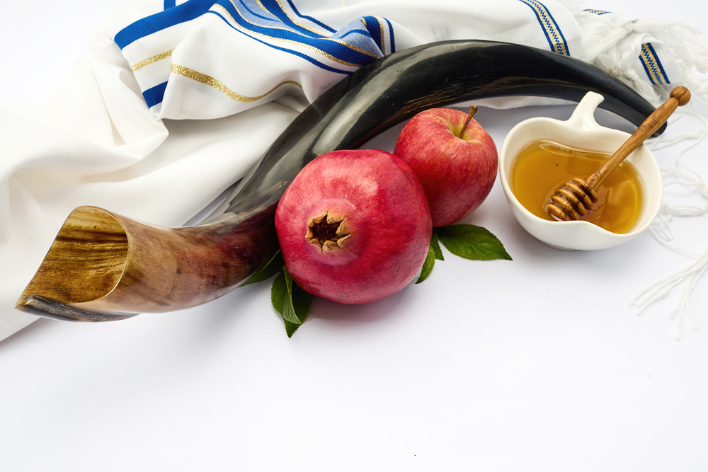 Rosh Hashanah Symbols. Jewish New Year celebration. / nambitomo Stock photo ID:2235183301 Shofar, apples, pomegranate, honey and a tallit representing Jewish New Year traditions.