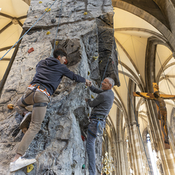 Generalvikar Nikolaus Krasa (rechts) und Johannes Hofherr (links) auf der Kletterwand im Stephansdom