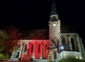 Rote Beleuchtung der Stadtpfarrkirche