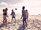 Jugendliche spielen Volleyball am Strand / iStock/Jacob Ammentorp Lund, jacoblund Jugendliche spielen Volleyball am Strand