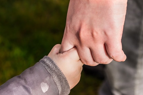 Hand in Hand Gott begegnen / Pixabay - CCO Hand in Hand Gott begegnen