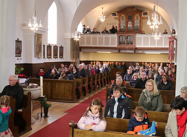 Viele Gottesdienstbesucher bei der Hubertusmesse, anschließend gab es eine Agape mit Wildspezialitäten und den üblichen Pfarrcafe