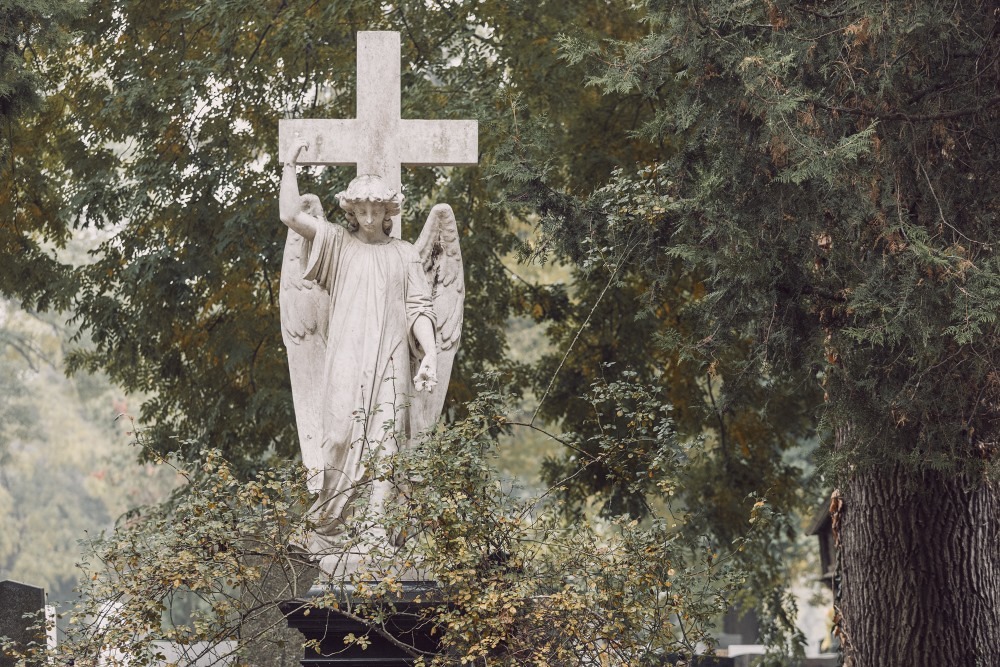 Engel mit Kreuz auf Friedhof / Erzdiözese Wien/ Stephan Schönlaub