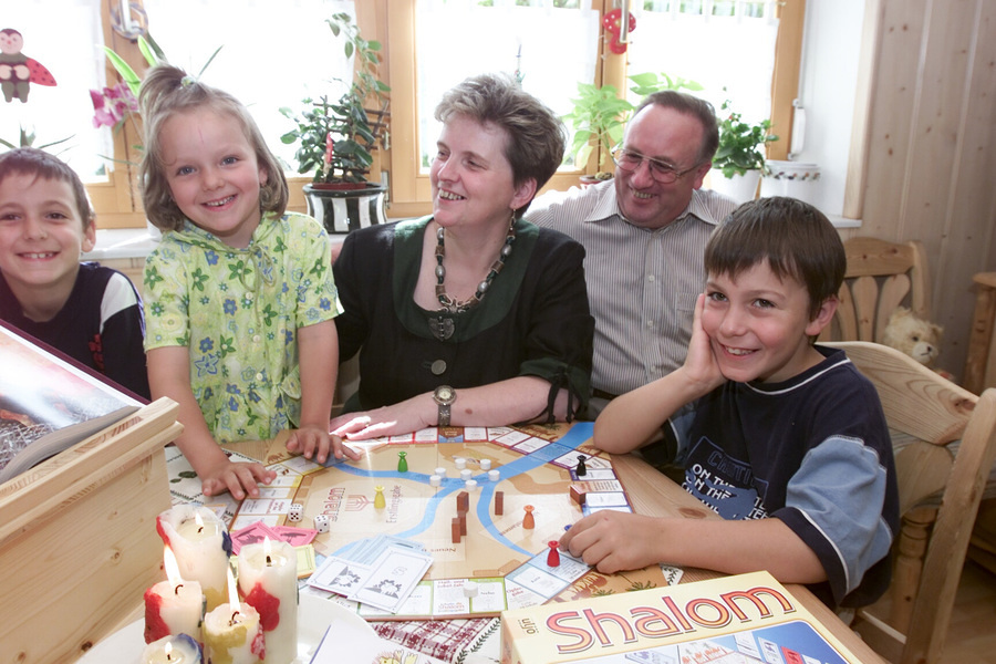 Li.: Othmar Posch (Pfarrer von Wimpassing im Schwarzatale) mit einer Familie, die gerade die 'Wander-Bibel-Truhe' erhalten hat. Die Truhe ist best?ckt mit einer Bibel, einer Kinderbibel sowie einem 'Logbuch' f?r die Eintragung von Gedanken, Gebeten, 