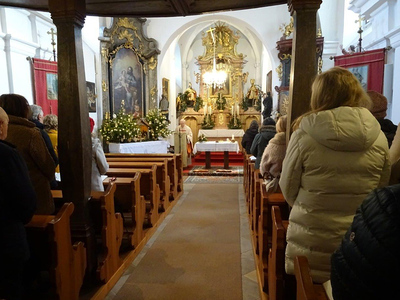 Stefanietag in Föllim / © Franz Rieder Pater Schwarzl feiert den Gottesdienst