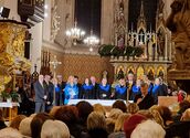 Pfarrer Clemens Abrahamowicz liest die Proklamation zum World Choral Day