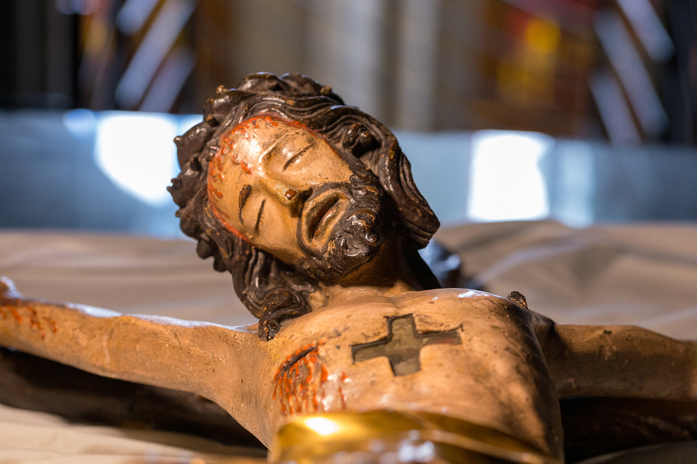 Baumkreuz aus St. Stephan / Steve Schoenlaub Das 'Baumkreuz' aus dem 14. Jahrhundert ist ein Kreuz, das einen Christus am grünenden Holzkreuz zeigt und seit vielen Jahren im Rahmen der Karfreitagsliturgie im Stephansdom verwendet wird.