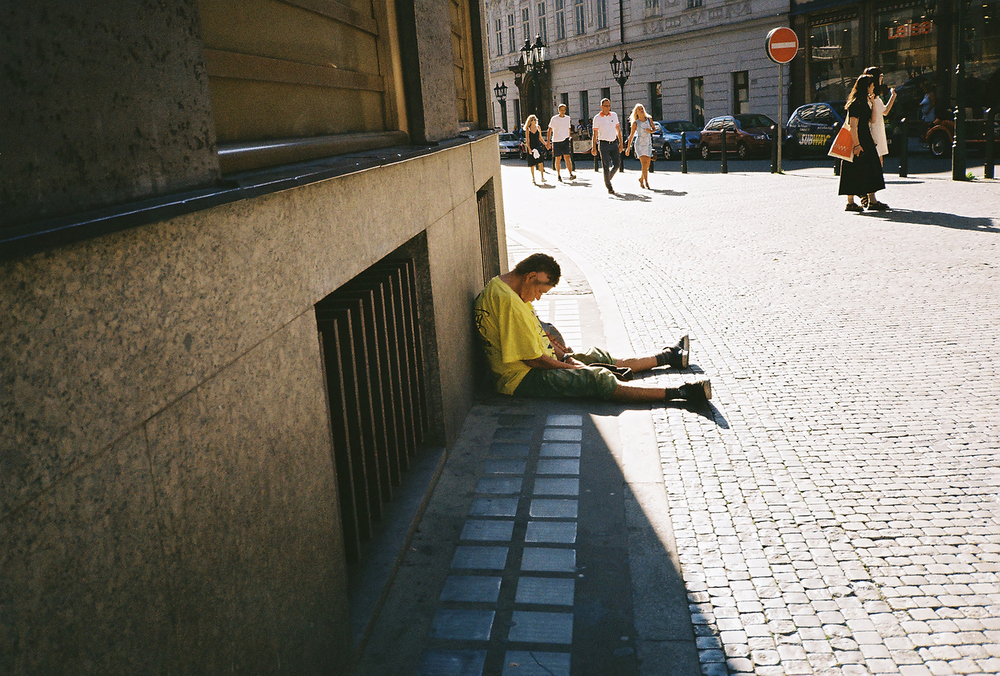 Obdachloser im Schatten auf einer Straße. / iStock/Krystof Sasek Obdachloser im Schatten auf einer Straße.