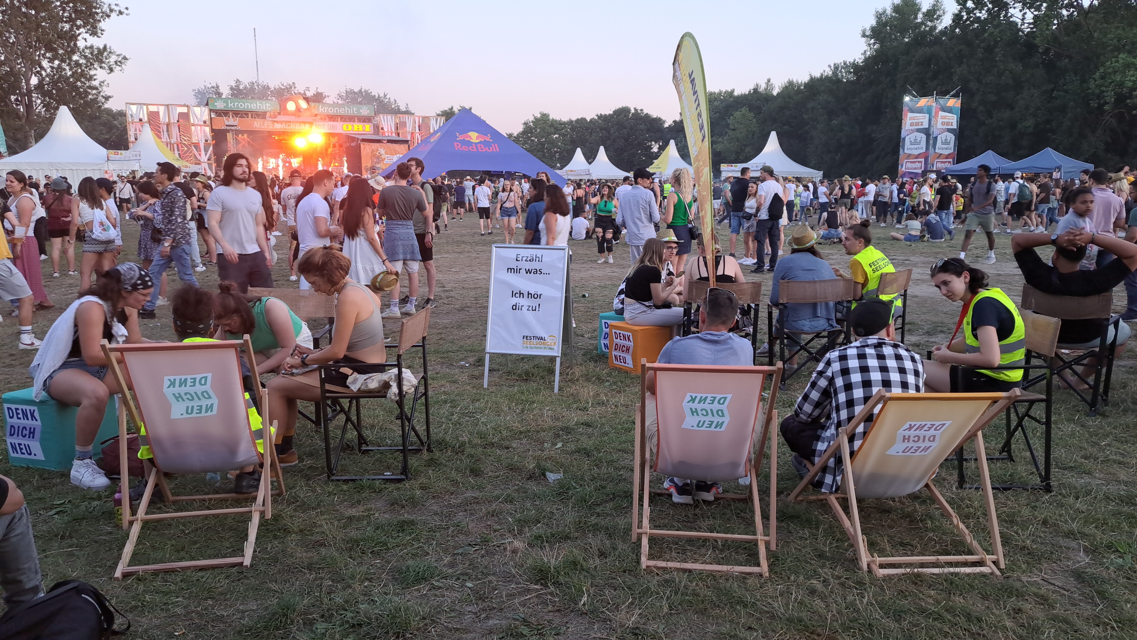 Erzdiözese Wien/Edina Kiss In unmittelbarer Nachbarschaft zur zentral gelegenen 'Electronic Music Bühne' hatte die Festivalseelsorge ihr Zelt.