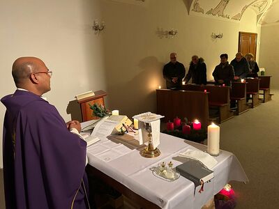 Roratemesse in der Hauskapelle / © Pater Ionuţ Coceanga