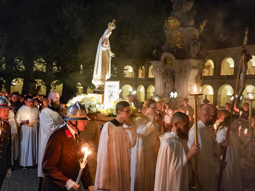 Heiligenkreuz: Lichterprozession zur Lourdes-Grotte / Elisabeth Fürst Heiligenkreuz: Lichterprozession zur Lourdes-Grotte