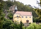 Dieses Fenster ist im gotischen Stil gehalten und man sieht im Hintergrund die Bergkirche von Pitten