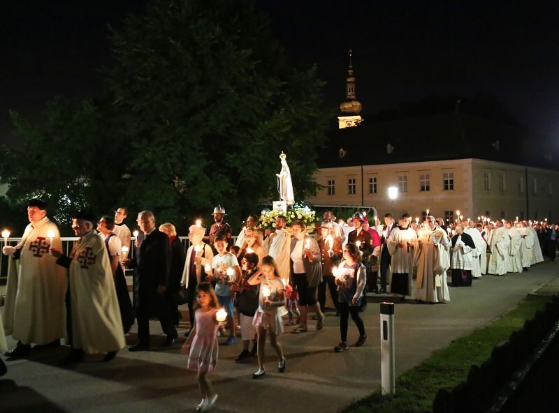  Große Lichterprozession zur Heiligenkreuzer Lourdes-Grotte