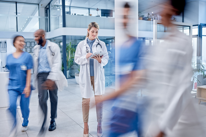 Junge Ärztin im Spital