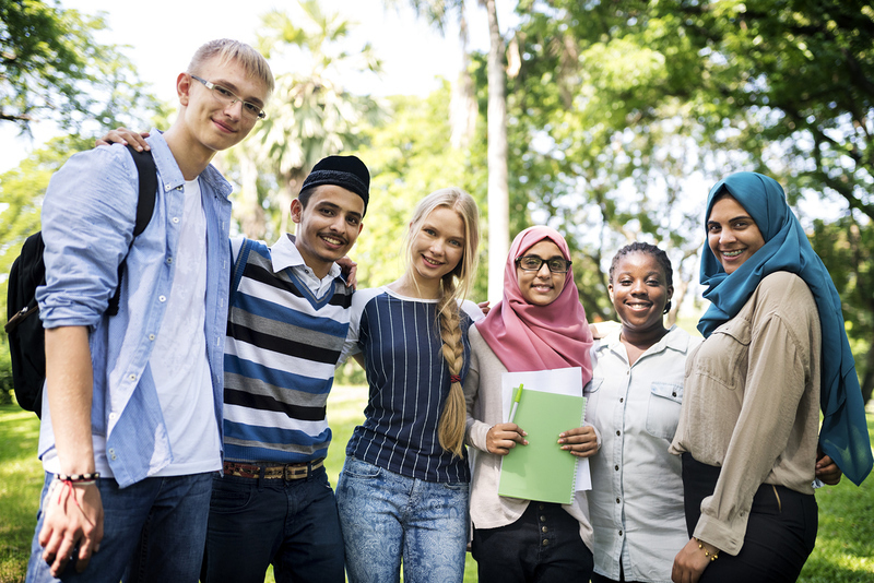 Teenager, die verschiedenen Religionen angehören.