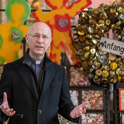 Dompfarrer Toni Faber bei der Präsentation des Kunstwerkes