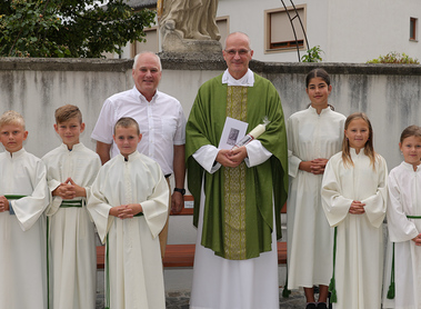 Stv. Vors. des PGR Christian Andre gratuliert im Namen der Pfarre und überreicht eine eigens angefertigte Kerze. 