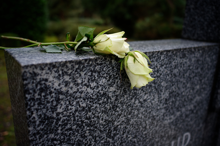 Rosen auf einem Grabstein