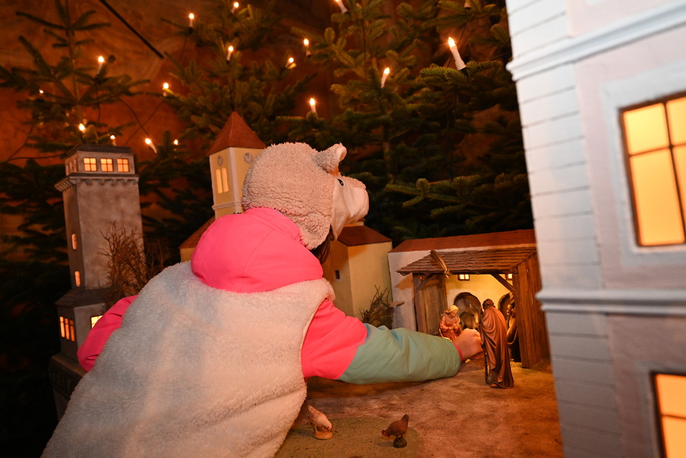 Krippenandacht / www.markus-goestl.at Mädchen legt das Jesukind in die Krippe