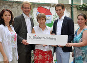 v.l.n.r.: Gerti Fuchs, Lukas Pohl, Brigitte Schiansky, Integrationsstaatsekretär Sebastian Kurz, Christine Riegler/ St. Elisabeht Stiftung