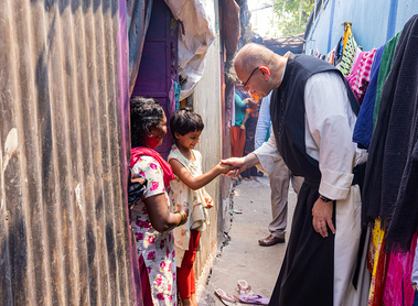 Missio-Nationaldirektor Pater Karl Wallner beim Projektbesuch in Kalkutta 2023