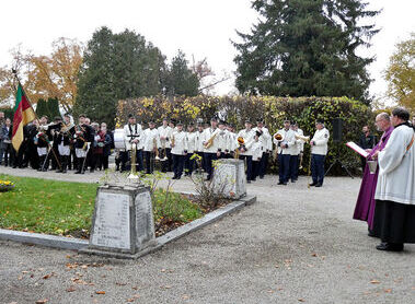 Friedhofsgang mit Gräbersegnung / Herwig Reidlinger
