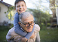 Kleiner Bub und sein Großvater / iStock/vlada_maestro Kleiner Bub und sein Großvater