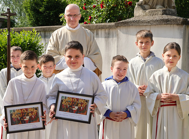 Zwei Kinder aus unserer Pfarre, Julian und Johannes, empfingen heute ihre erste heilige Kommunion.