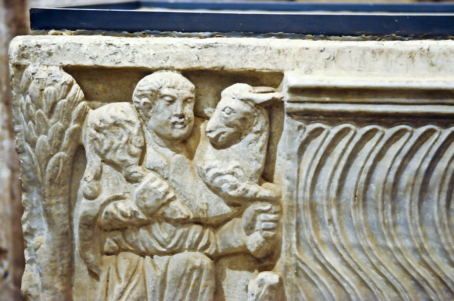 Sarkophagdarstellung: Jesus als der Gute Hirte; Kallistuskatakomben / San Callisto / Calixtus-Katakombe