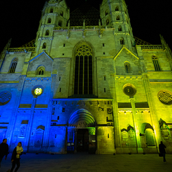 Am Donnerstag, dem 3. März, erstrahlte der Stephansdom als Zeichen der Solidarität blau-gelb in den Farben der Ukraine. 