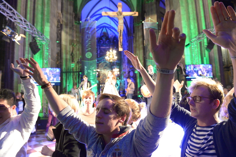 24-7 Gebet / Prayer, Stephansdom innen, bunt beleuchtet / in farbiges Licht getaucht; Lettnerkreuz