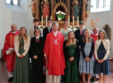 Firmlinge mit Firmspender, Pfarrer und Pfarrvikar / Gabi Mannersdorfer Pfarre Harmannsdorf - 3. 5. 2025