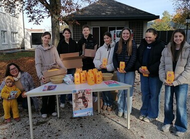 FirmkandidatInnen beim Verkaufsstand / Gabi Mannersdorfer Pfarre Harmannsdorf - 19. 10. 25