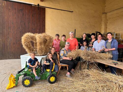 Vorbereitungen Erntedankfest / Andrea Schmidt Erntekrone flechten in Gnadendorf