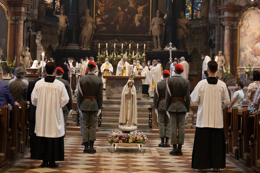 Das Fest Mariä Namen wird im Kirchenjahr am 12. September gefeiert. Der Festtag geht auf ein Fest zu Ehren des heiligen Namens Mariens zurück. Papst Innozenz XI. (1676–1689) setzte den Festtag für die ganze Kirche verbindlich fest, nachdem am 12. Sep